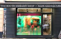Dichroicfolie | Schaufenster_The South Embassy Shop