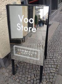 Voo Store | Kundenstopper Beschriftung
